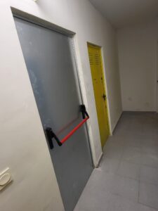 Barra antipánico instalación Móstoles salida emergencia