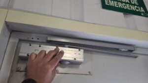 Instalación manivela puerta emergencia Móstoles